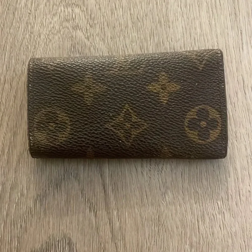 - Auc LV Monogram leather Key Holder